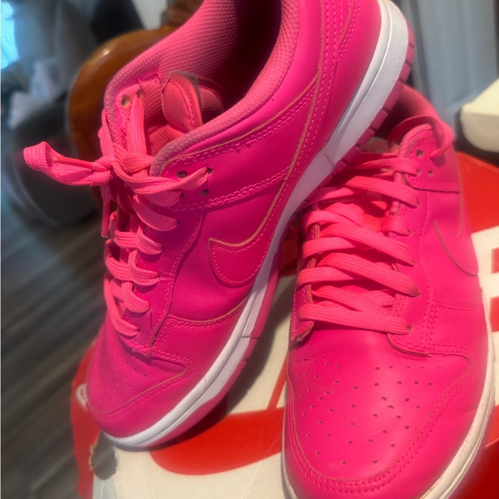 womens nike hot pink